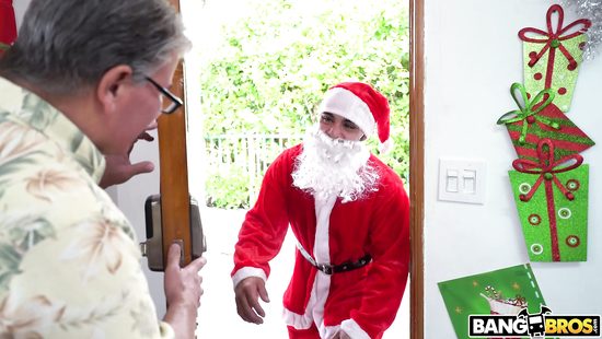 Перевозбуждённый Санта на Рождество трахнул 18 летнюю блондинку