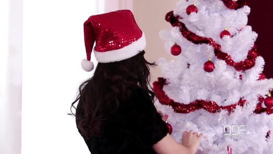 Устроила любимому под рождественской ёлкой жаркий новогодний секс