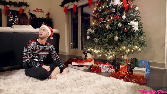 Сестрёнки пригласили на Рождество соседа и совратили его под ёлочкой