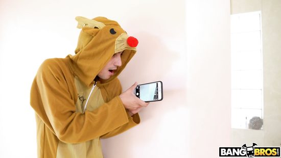 Новогодний секс в красивых костюмах игривых молодых любовников