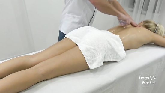 Домашний массажист крепко трахнул длинноногую блондинку