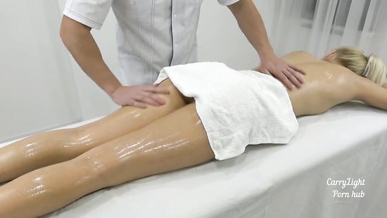 Домашний массажист крепко трахнул длинноногую блондинку