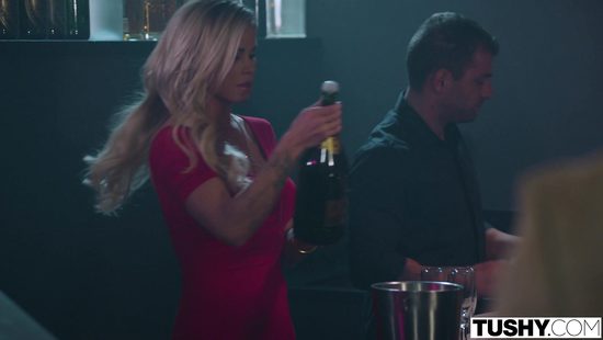 Иностранные бизнесмены в два ствола чпокнули грудастую блондинку из бара