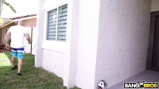 Размял соседке огромные сиськи и жахнул большим членом