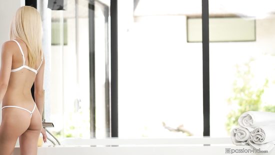 Плоская блондинка получает масляный массаж перед бурным сексом