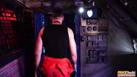 Межгалактический таксист трахает в поездке девушку андроида