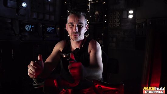 Межгалактический таксист трахает в поездке девушку андроида