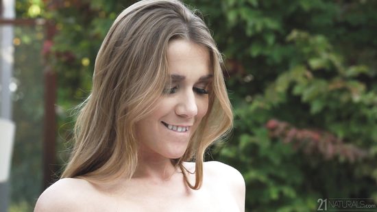 Озорная крошка предпочитает сосать и шпилится на свежем воздухе