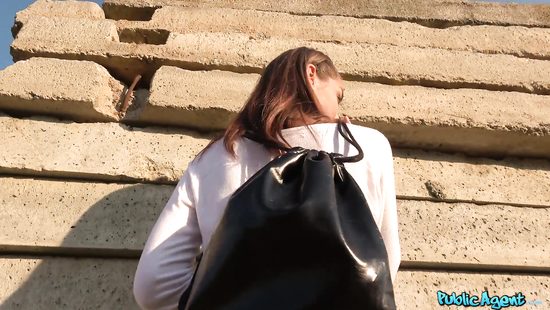 Улыбчивая девушка после секса с пошлым пикапером на природе глотает сперму