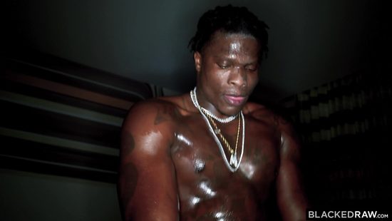 Здоровенный нигер отымел сексапильную телку огромным членом и напоил спермой