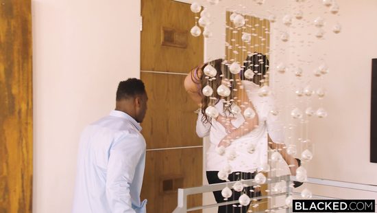 Негры по очереди трахают сексапильную шлюшку огромными членами