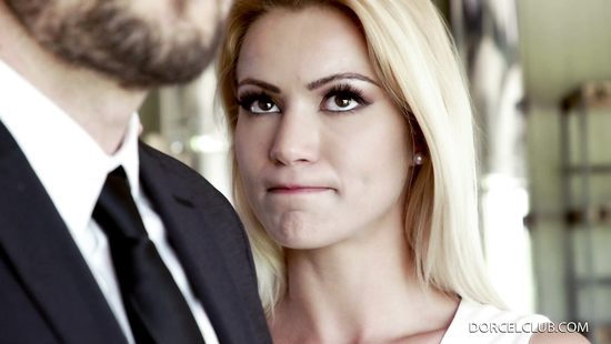 В обеденный перерыв секретарша загнулась раком и дала боссу на улице