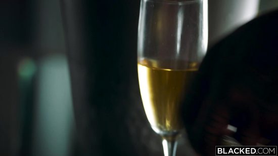 Худенькая блондинка напросилась на жесткий трах с мускулистым негром