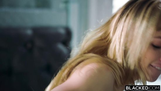 Худенькая блондинка напросилась на жесткий трах с мускулистым негром