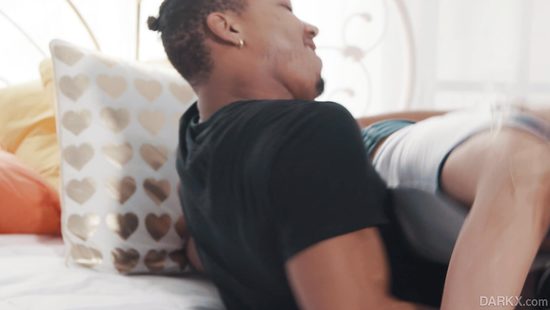 Молоденькая студентка подбила чернокожего футболиста на жесткий трах