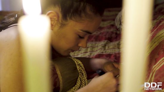 Молодая студентка проходит посвящение в секту с помощью анальной дырки