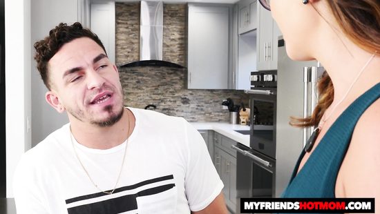 Мускулистый парень отжарил жопастую мамашу в небритую письку на кухне