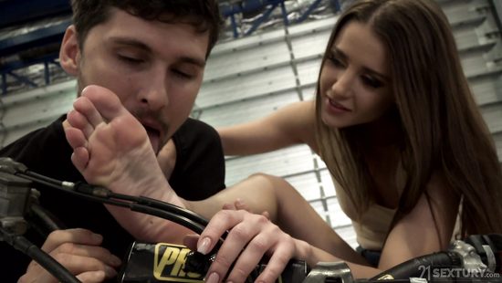 Озабоченный мотоциклист нежно оттрахал в гараже длинноногую красотку