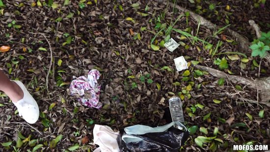 Сисястая мулатка перепихнулась с пикапером в переулке и наглоталась спермы