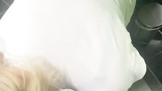 Блондинка сосет  в кфс