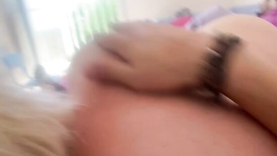 Пока дети в школе , мать детей сосет хуй