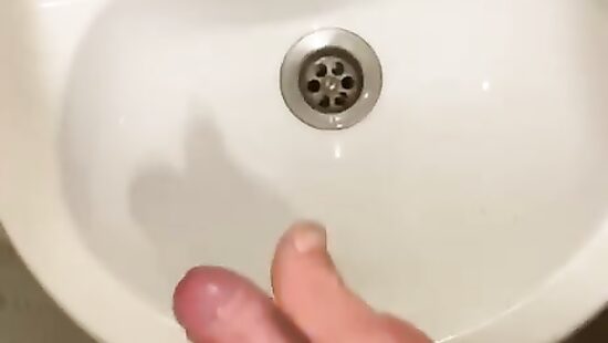 Дрочу напротив себя