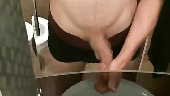 Дрочу напротив себя