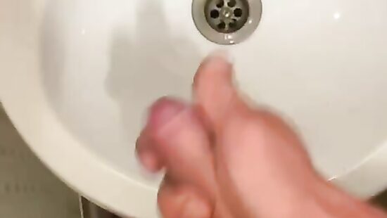 Дрочу напротив себя