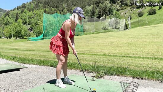 Клюшка в киске бьёт флажок G