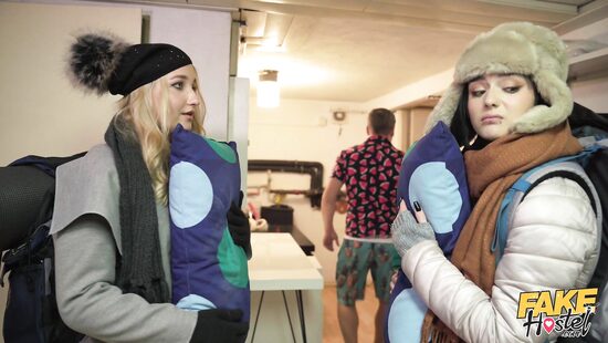 Хостел на троих и секс без сахара