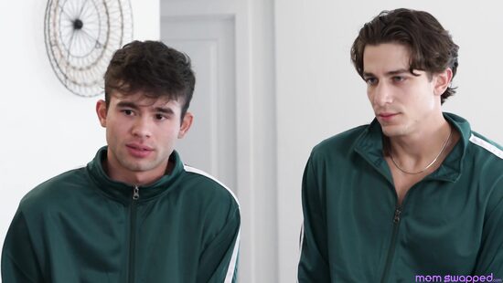 Игра в кальмара между ног мамы