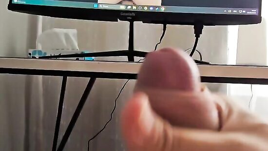 Кончил на сладкую киску)