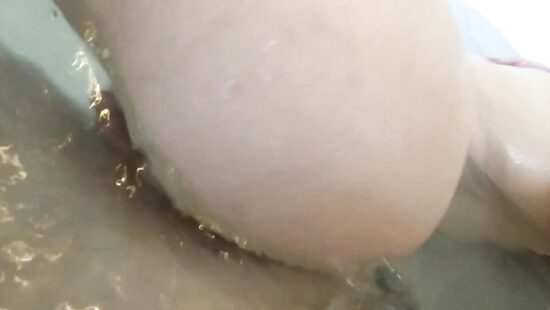 Мастурбирую свою киску в ванной