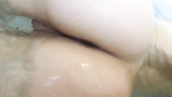 Мастурбирую свою киску в ванной