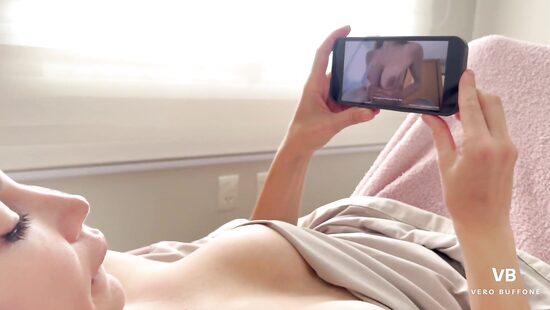 Мачеха дрочит сама на себя?