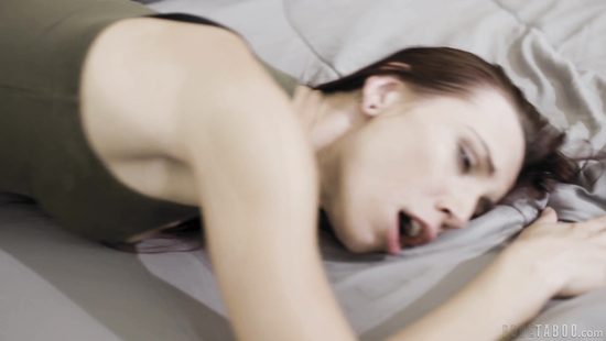 Длинноногая телочка порадовала кучерявого друга утешительным сексом