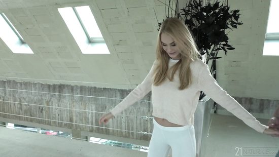 Хохлушка исполнила любимому лёгкий стриптиз и подставила лысую киску