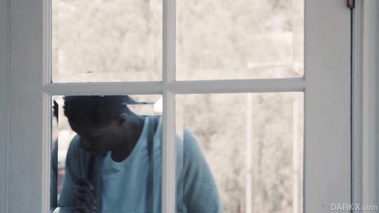 Чернокожий парень засадил огромный член в пилотку худенькой студентки