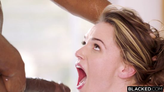 Сногсшибательная телочка напросилась на анальный секс с мускулистым негром