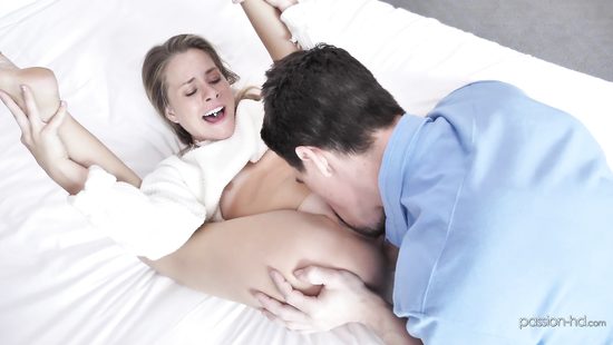 Симпатичная блондинка мастурбирует письку в ванной перед сексом с парнем