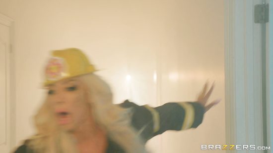 Сисястая дамочка пожарная спасла молодого парня только после жаркого секса