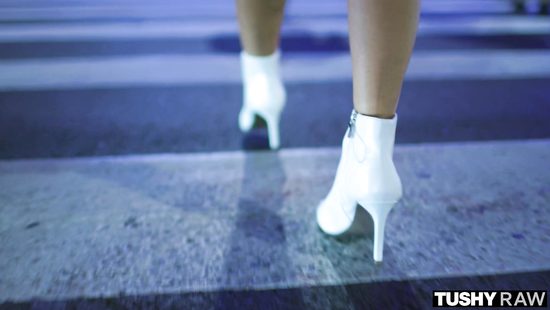 Вышла в сексуальном наряде на улицу и нашла приключения на свою задницу