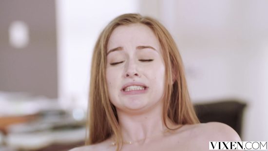 Похотливый начальник жестко трахает рыжеволосую секретаршу в нежную киску