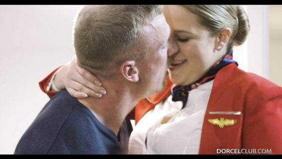 Жопастая стюардесса принимает в сочную письку жилистый член мужика