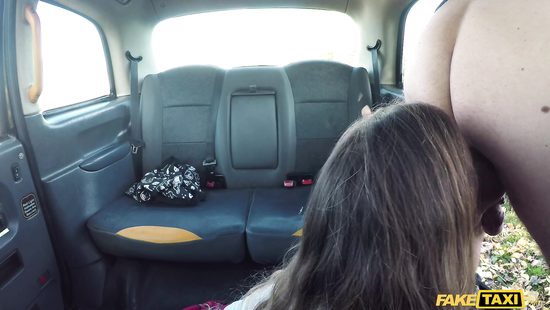 Татуированная девушка порвала колготки и жала в письку пожилому таксисту