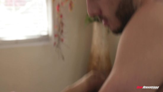 Мастер на час вдул фигуристой блондиночке в киску пока мужа не было