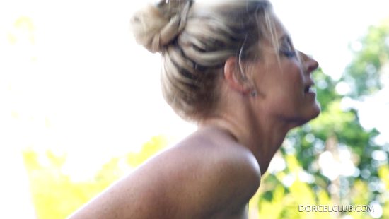 Зрелая блондинка согласилась потрахаться с пареньком после куннилингуса