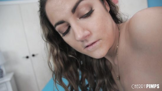 Мужик довёл студентку до сквирта пальцами