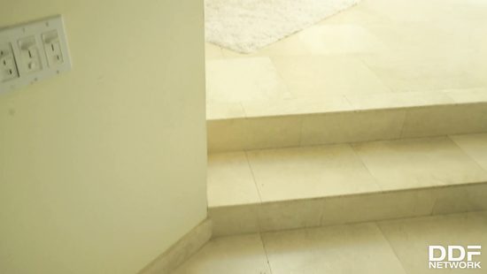 Полненькая баба с огромными дойками принимает в бритую манду большой член