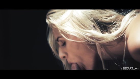 Парень возбудил блондинку эротическим массажем и отымел в бритую манду